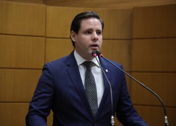 Rodrigo Valadares critica PSOL por exibir bandeira do Brasil pintada de vermelho