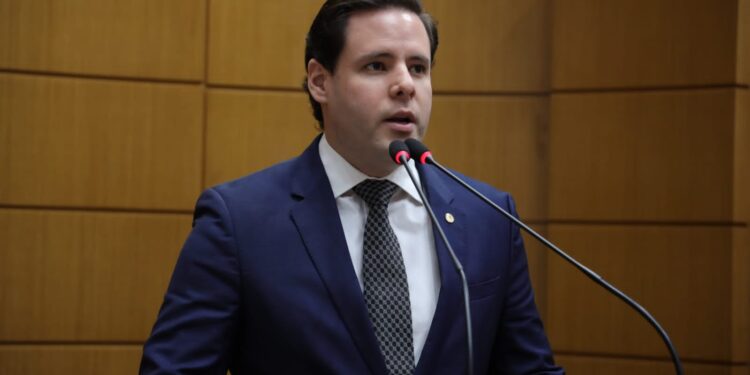 Rodrigo Valadares critica PSOL por exibir bandeira do Brasil pintada de vermelho