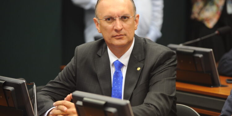 Fábio Henrique pode ficar em Brasília ou retornar a Sergipe para fazer rádio e política