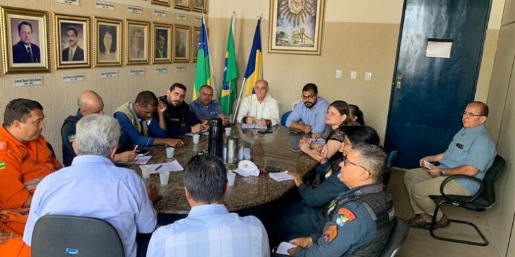 Prefeitura de Estância realiza reunião para o réveillon na Praia do Abaís