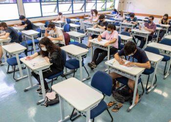 Após dois anos de covid, um em cada quatro jovens não estuda