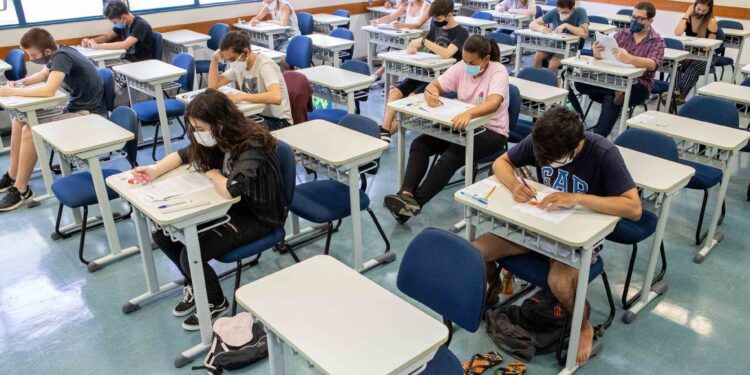 Após dois anos de covid, um em cada quatro jovens não estuda