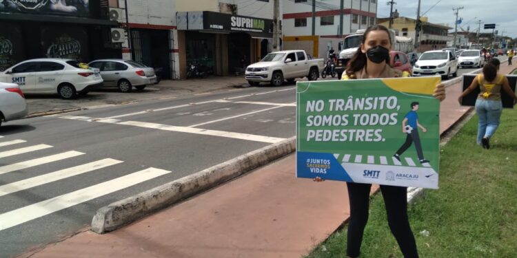 Ação da SMTT conscientiza condutores sobre riscos do uso do celular ao volante
