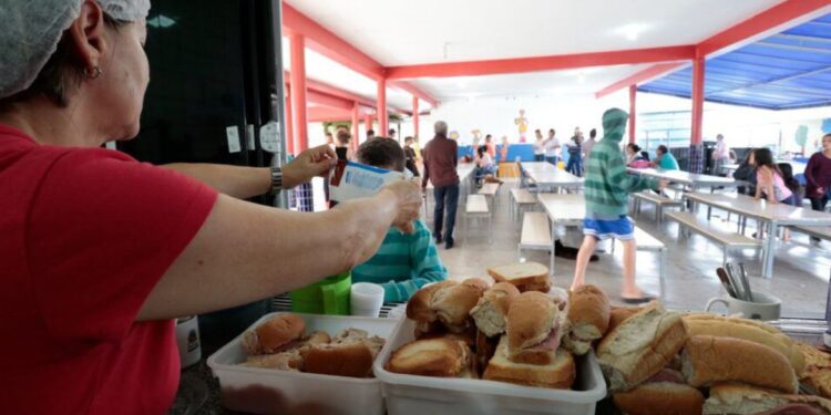 Chuvas obrigam mais de 8,6 mil a deixarem suas casas em todo o país