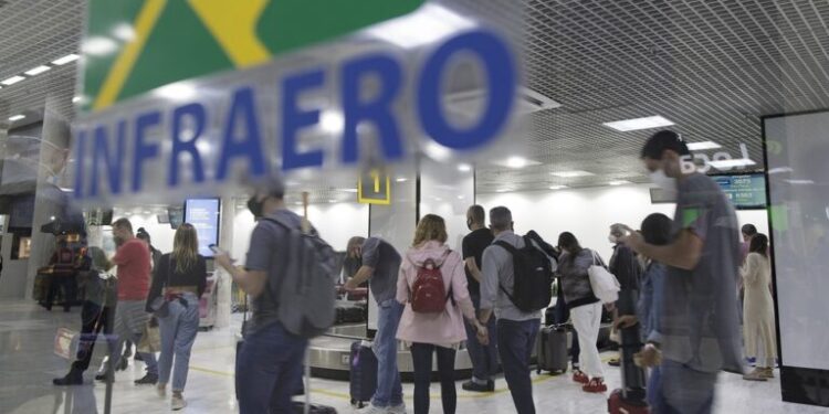 Passageiros podem pedir reembolso de gastos pela greve de aeronautas