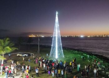 Árvore de Natal na Atalaia Nova é inaugurada com show e grande participação do público