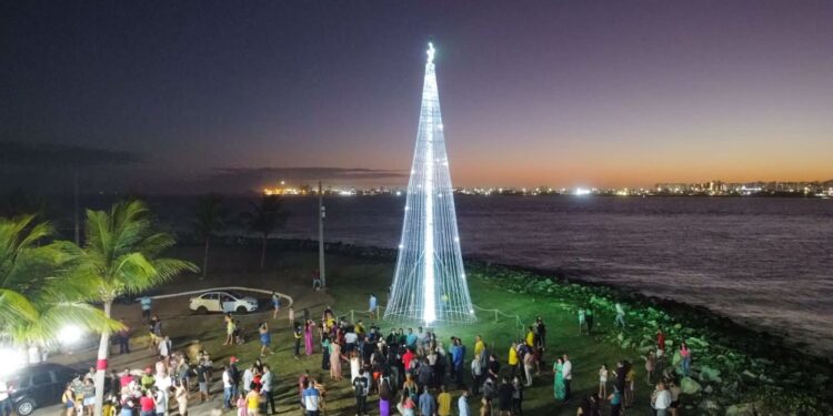 Árvore de Natal na Atalaia Nova é inaugurada com show e grande participação do público