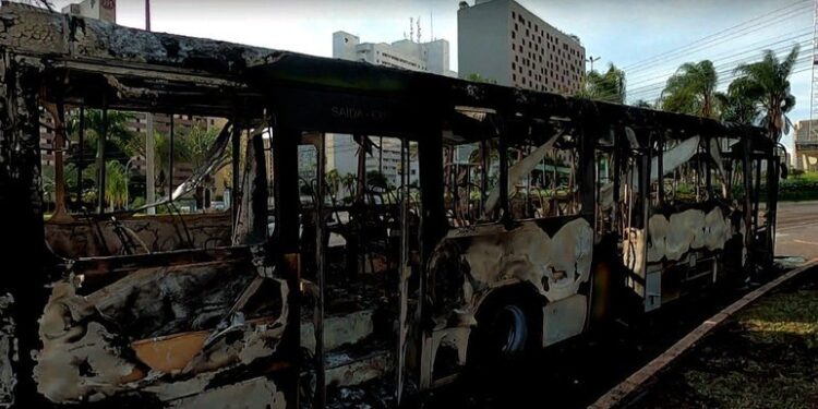 Moraes dá 48 horas para que ministro da Justiça e governador se manifestem sobre vandalismo