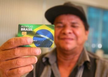 Auxílio Brasil e Auxílio-Gás começam a ser pagos no dia 12