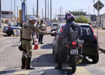 Blitz educativa “Boas Festas e Paz no Trânsito” da SMTT conscientiza motoristas sobre segurança nos festejos de fim de ano
