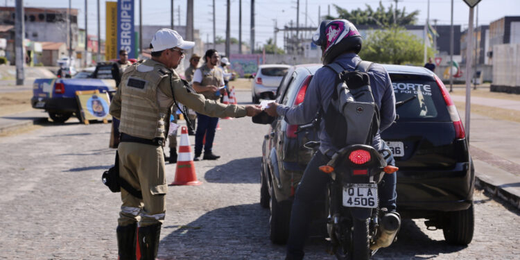 Blitz educativa “Boas Festas e Paz no Trânsito” da SMTT conscientiza motoristas sobre segurança nos festejos de fim de ano