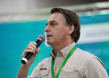 PF diz que Bolsonaro cometeu incitação ao crime ao associar HIV a vacina