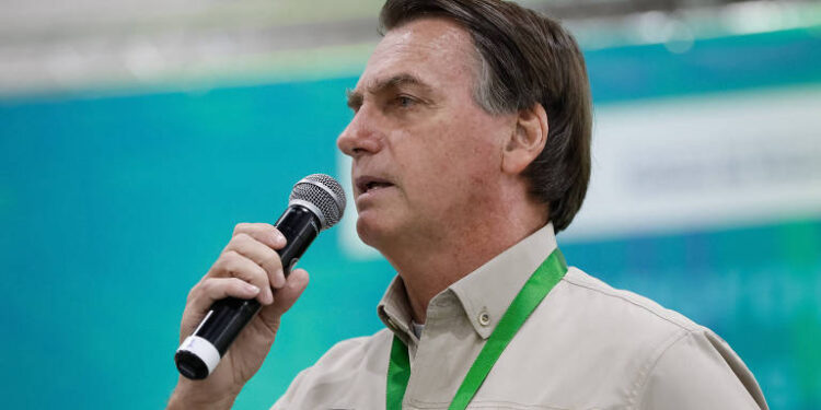 PF diz que Bolsonaro cometeu incitação ao crime ao associar HIV a vacina