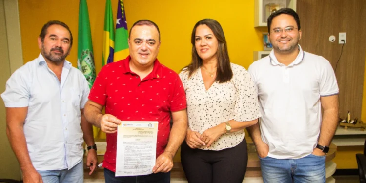 Prefeito Cristiano Viana sanciona lei de criação do Bolsa Família Municipal em Simão Dias