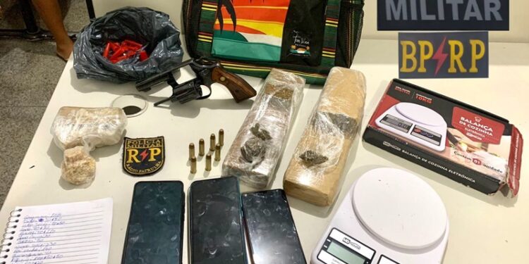 Em ação contra o tráfico, PM apreende drogas e arma de fogo no Japãozinho