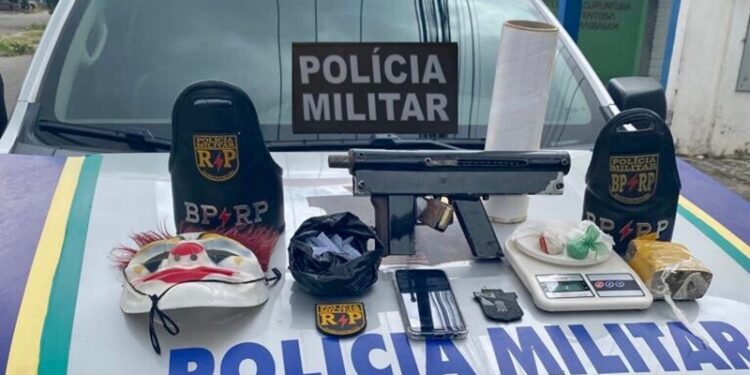 Polícia Militar apreende submetralhadora e drogas na Zona Oeste de Aracaju