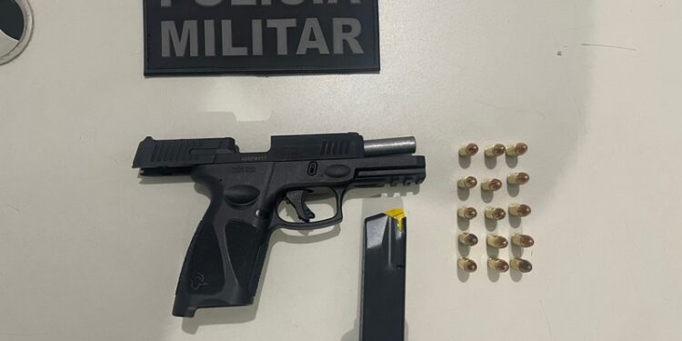 PM encontra arma de fogo dentro de veículo que transitava na Avenida Lauro Porto