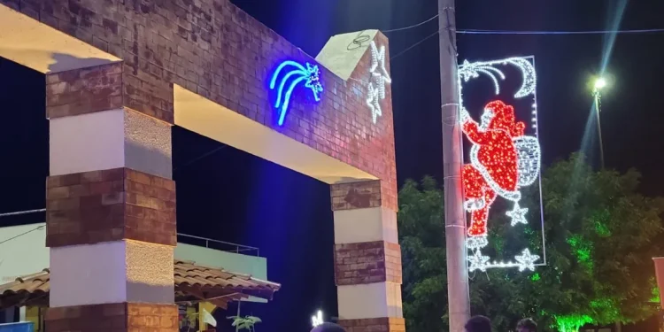 Propriá inaugura decoração  de natal com árvore de 14,5 metros