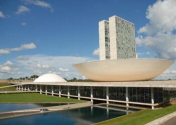 Congresso aprova Orçamento com salário mínimo de R$1.320 para 2023