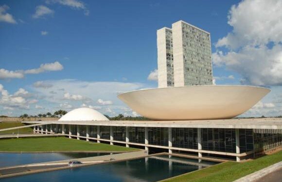 Congresso aprova Orçamento com salário mínimo de R$1.320 para 2023