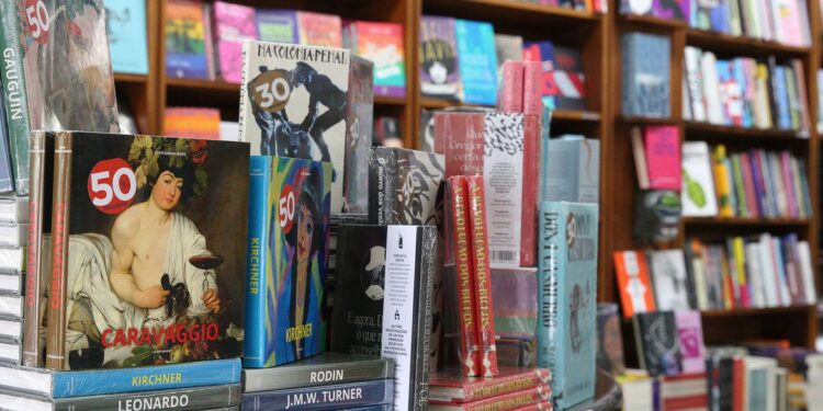 Pirataria de livros é alvo de operação em quatro estados