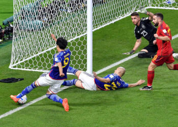 Japão protagoniza mais uma zebra, vira contra a Espanha e se classifica em primeiro