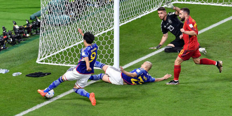 Japão protagoniza mais uma zebra, vira contra a Espanha e se classifica em primeiro