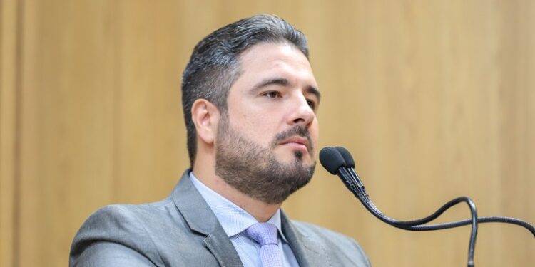 Ricardo Vasconcelos repudia novo bloqueio de verbas federais que atingiu alunos da UFS