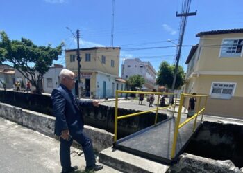 Paquito de Todos comemora colocação de pontilhão em avenida do Bairro Industrial