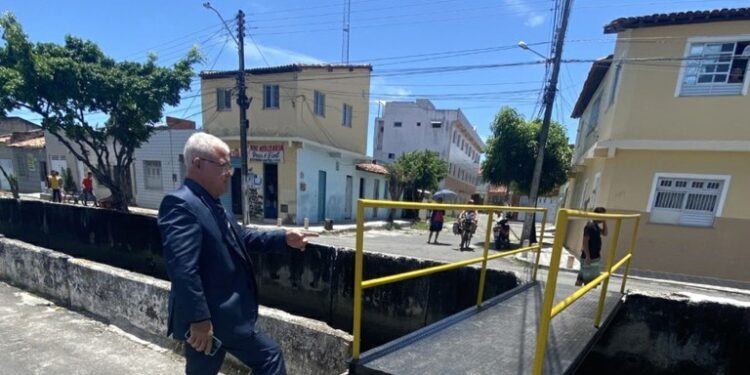 Paquito de Todos comemora colocação de pontilhão em avenida do Bairro Industrial