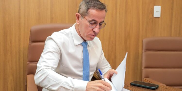 Nitinho assina ato de convocação de 61 aprovados em concurso