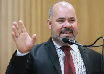 Vereador Isac Silveira questiona a urgência da votação de 14 PLs do Executivo sem o conhecimento dos parlamentares