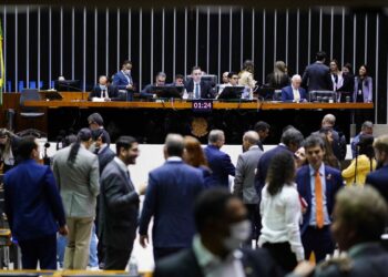 Câmara aprova PEC que garante pagamento do piso de enfermagem