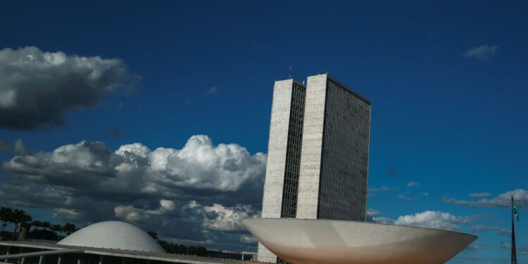 Congresso promulga PEC da Transição