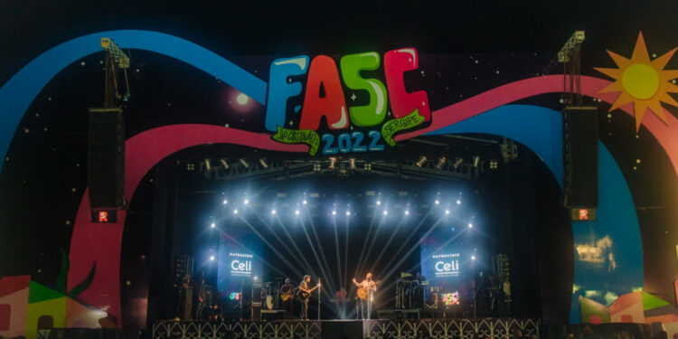 Palco Gal Costa recebe artistas sergipanos e atrai grande público à Praça São Francisco na abertura do FASC