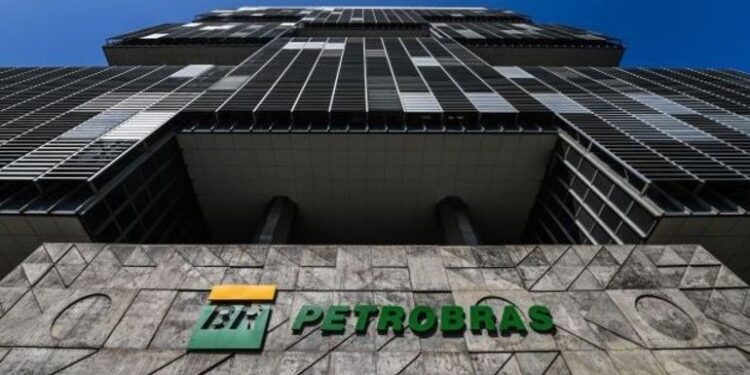Transição sugere a Lula abandonar privatizações da Petrobras, Correios e EBC