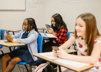 O uso do telefone celular em sala de aula ainda é um tabu?