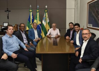 Ao lado dos vereadores, prefeito Edvaldo sanciona lei de empréstimo para obras na Zona de Expansão