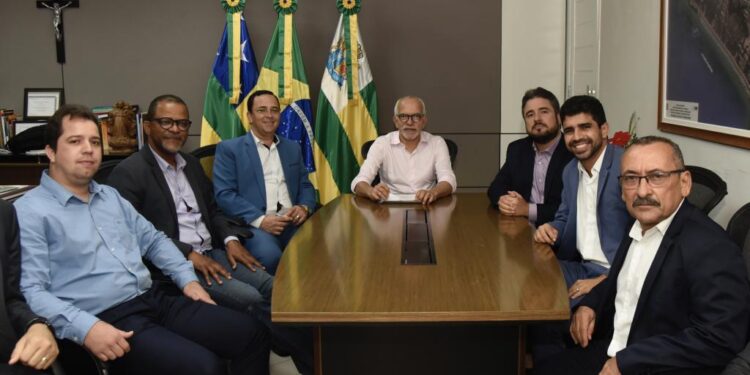 Ao lado dos vereadores, prefeito Edvaldo sanciona lei de empréstimo para obras na Zona de Expansão
