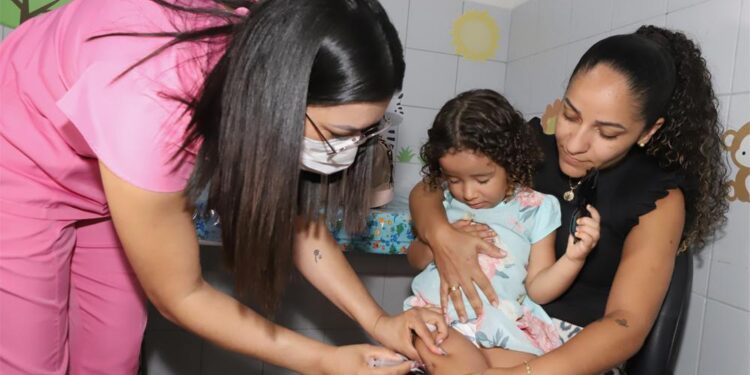 Aracaju aplica 100% das doses de Pfizer Baby e se destaca no cenário nacional