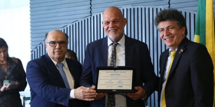 Secretário do Esporte e da Juventude de Aracaju recebe honraria na Câmara Federal