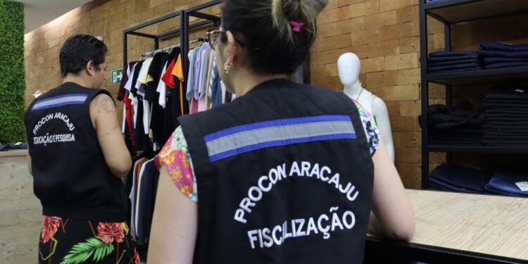 Procon Aracaju realiza pesquisa de preços de itens mais procurados no Natal
