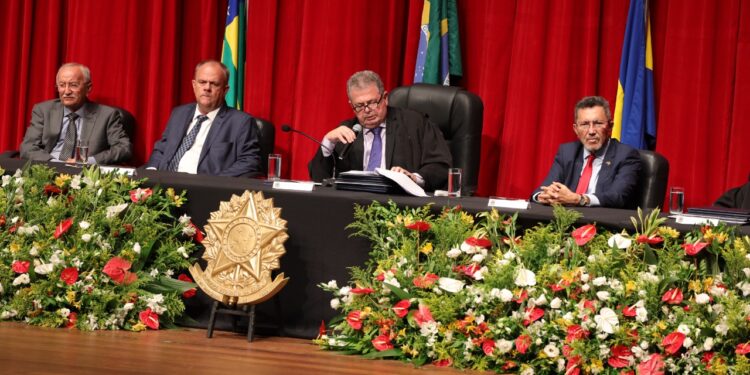 Parlamentares eleitos são diplomados pelo Tribunal Regional Eleitoral