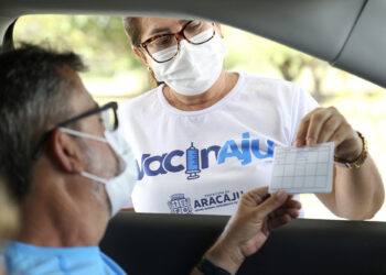 Aracaju inicia aplicação da 5ª dose da vacina contra covid-19 em pessoas acima de 70 anos institucionalizadas