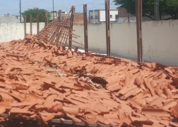 Telhado de escola estadual desaba em Nossa Senhora do Socorro