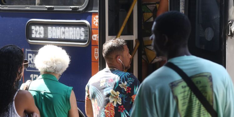 Covid-19: Brasil registra 239 mortes e 56,6 mil casos em 24 horas