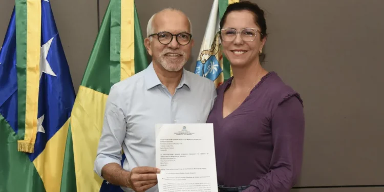 Edvaldo recebe carta-renúncia da vice-prefeita Katarina Feitoza