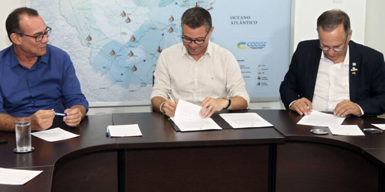 Governo assina protocolo de intenções para implantação de fábrica de tratores em Sergipe