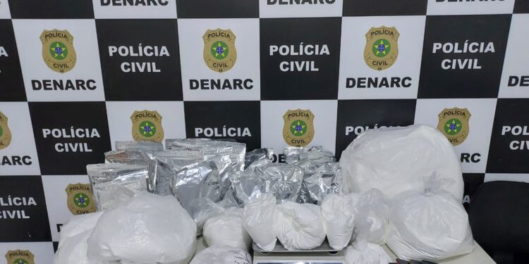Denarc flagra homem com cerca de 66 kg de substâncias usadas na produção de entorpecentes
