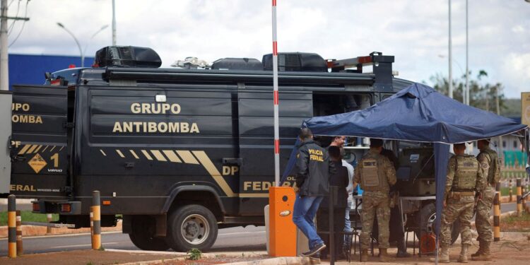 Acusado de planejar explodir bomba em Brasília se entrega à polícia